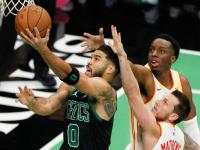 开云体育官网-关于老鹰击败凯尔特人，特雷-杨砍下30分的信息