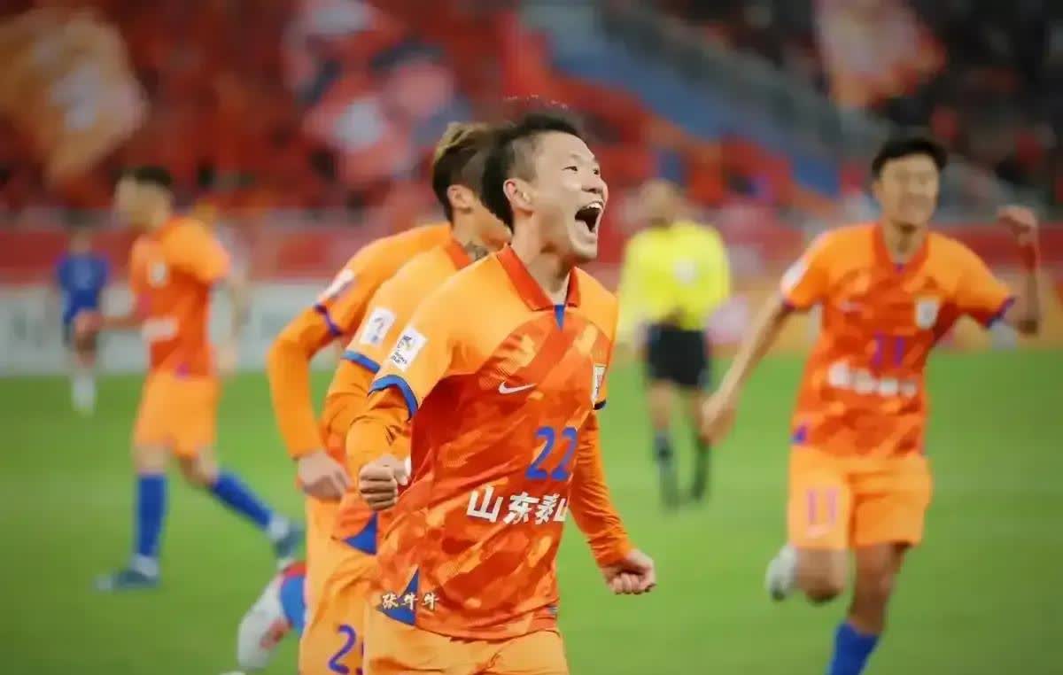 青岛黄海球员精彩表现，实现逆袭搏出胜利