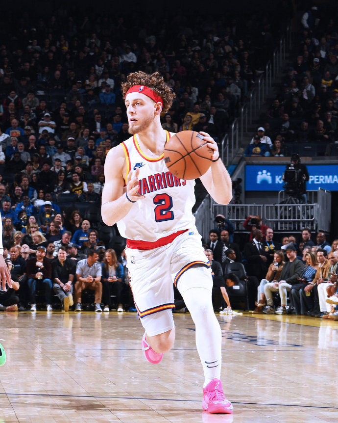 雄鹿队主场双杀,坎帕佛茨状态神勇助攻为主 雄鹿队主场双杀,坎帕佛茨状态神勇助攻为主