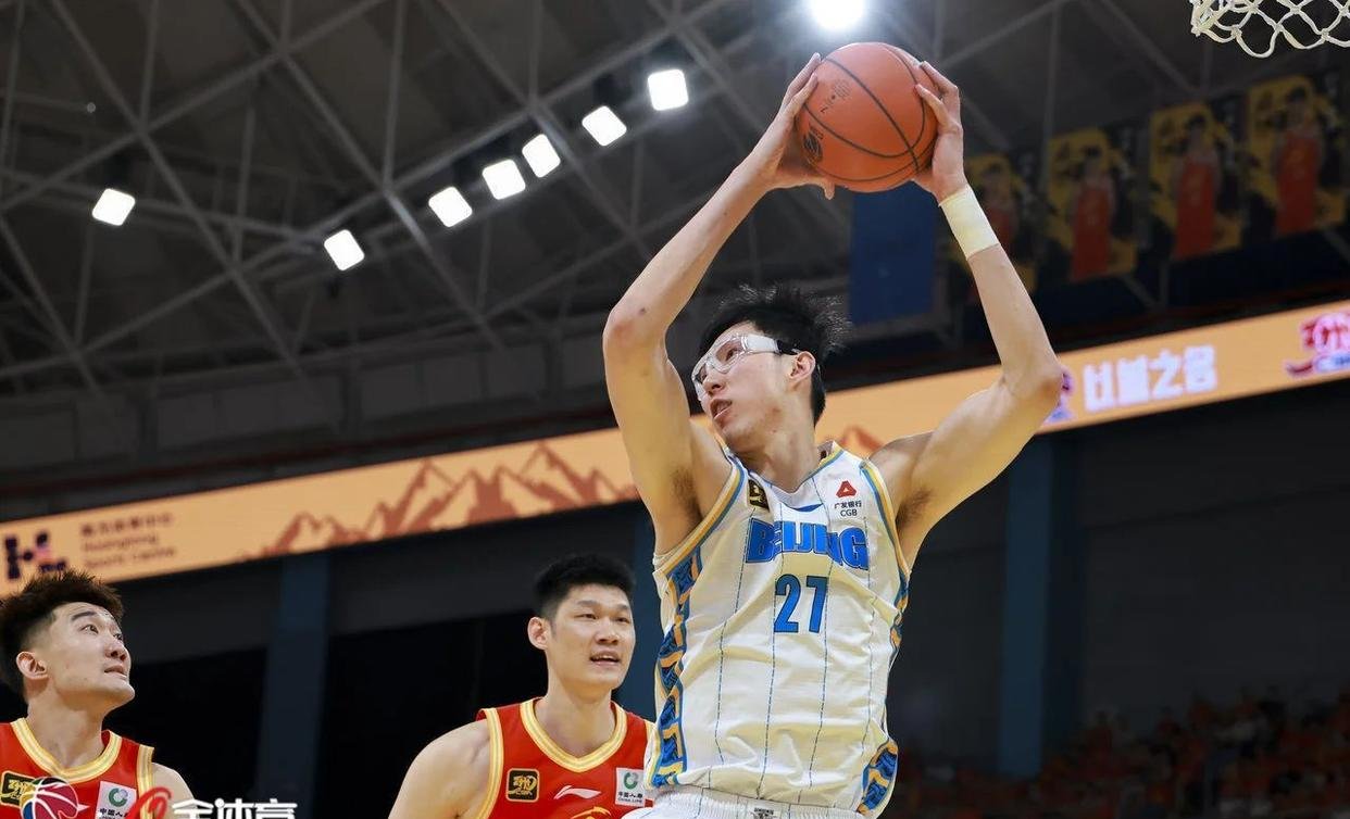 周琦复出表现抢眼,助球队取得胜利 周琦复出表现抢眼,助球队取得胜利