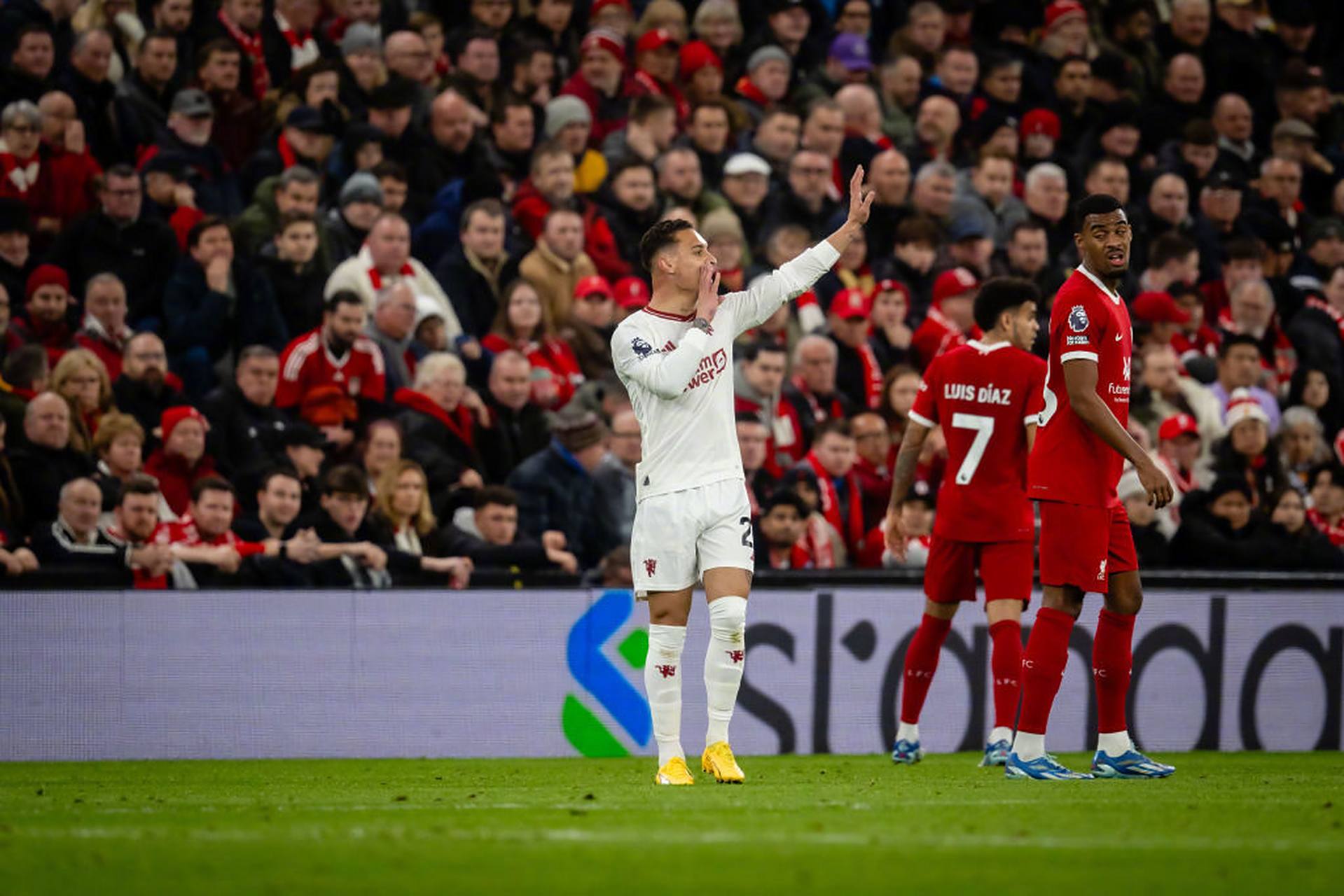 欧洲足坛焦点战！切尔西坐镇对阵利物浦