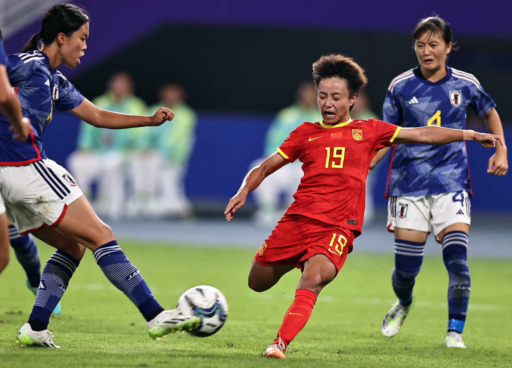 精彩比赛现场，女足运动员秀出实力