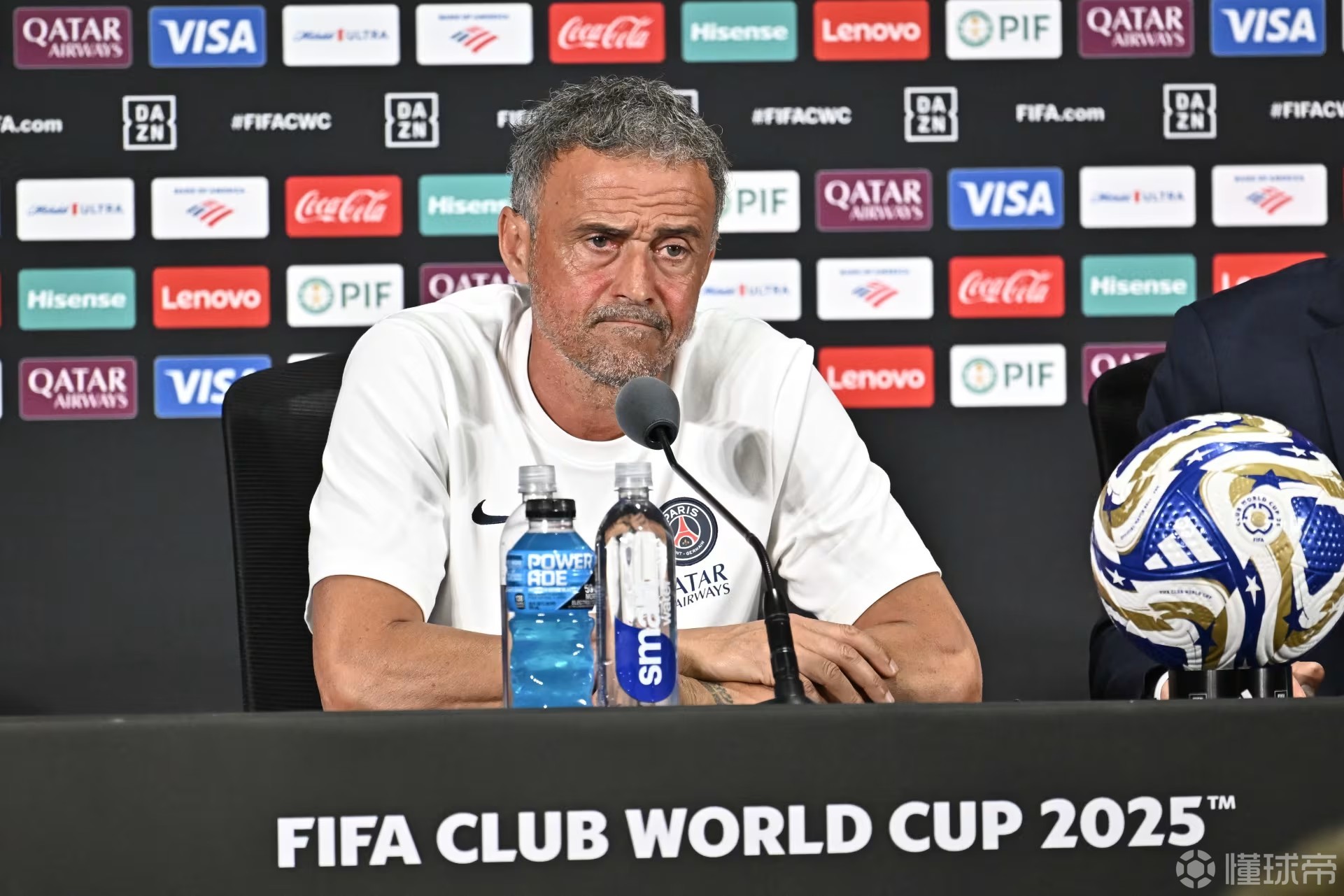 恩里克赞扬球队表现,巴萨在联赛中稳步前进 恩里克赞扬球队表现,巴萨在联赛中稳步前进