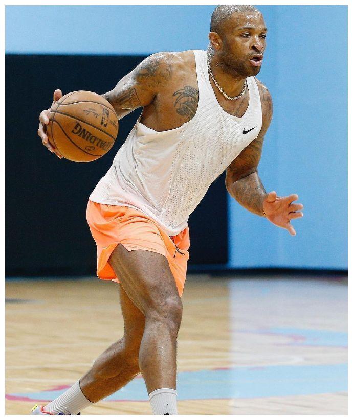 后防线连续失球主力中锋状态回升