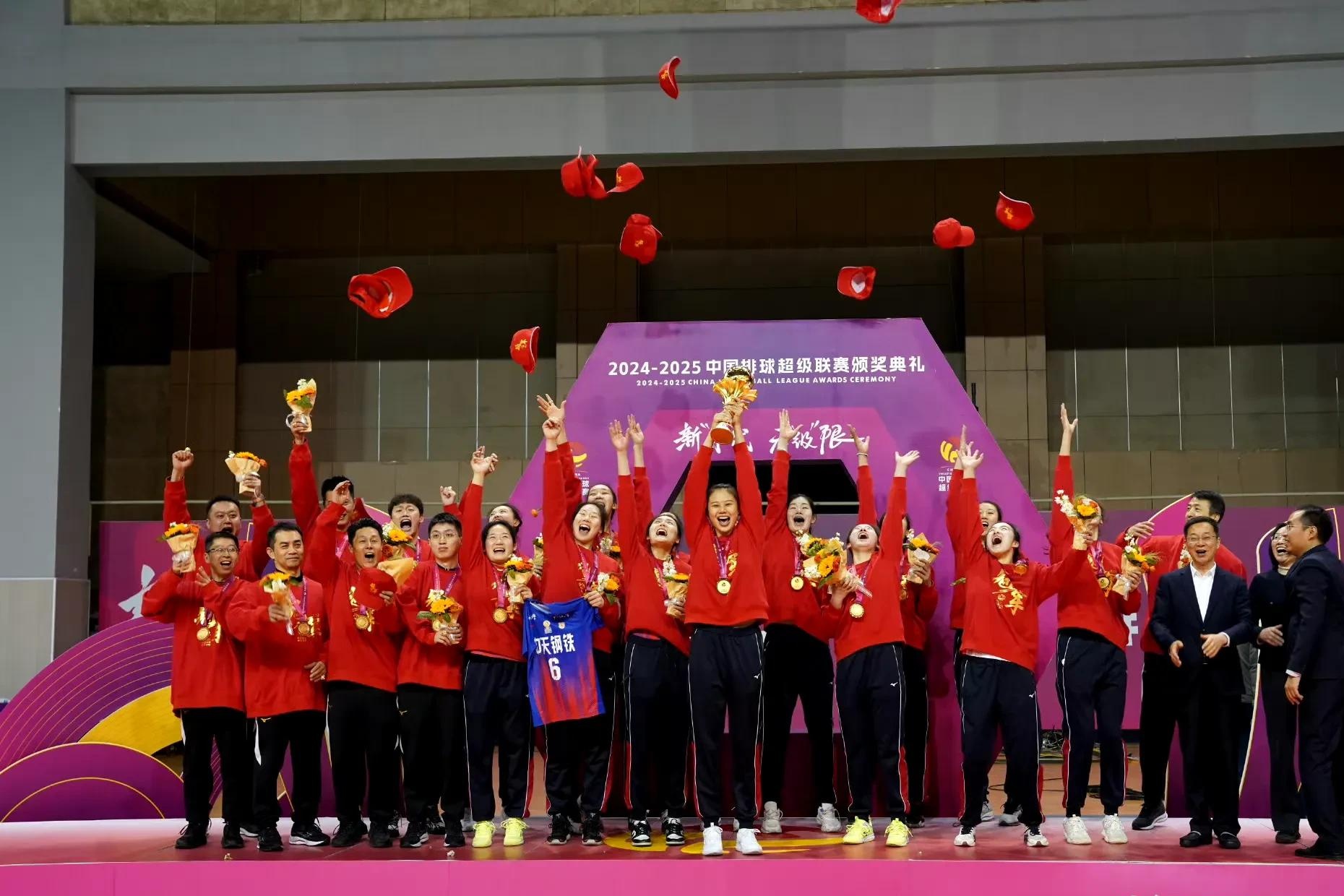 关于参赛队伍接连勇夺冠军，展现绝对优势的信息