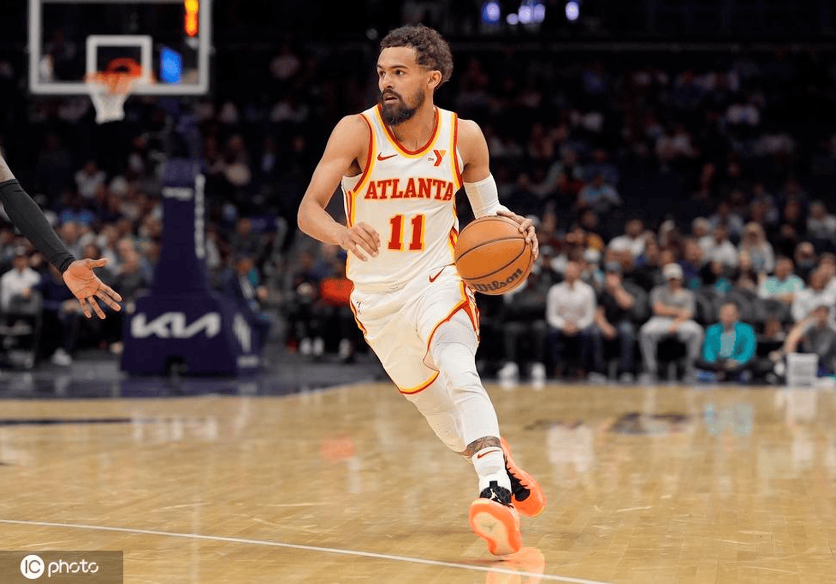 关于老鹰击败凯尔特人，特雷-杨砍下30分的信息