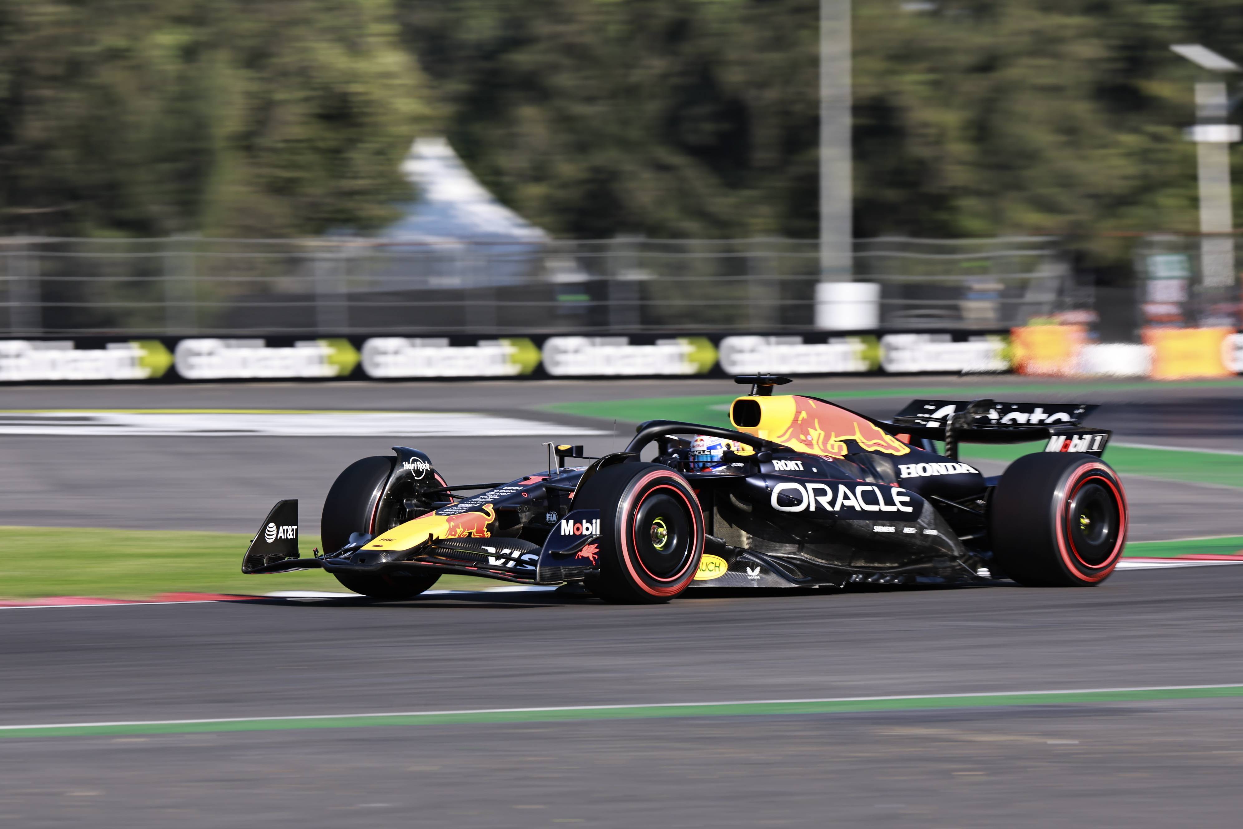 关于红牛二队力克红牛车队，塞恩斯统治全场的信息